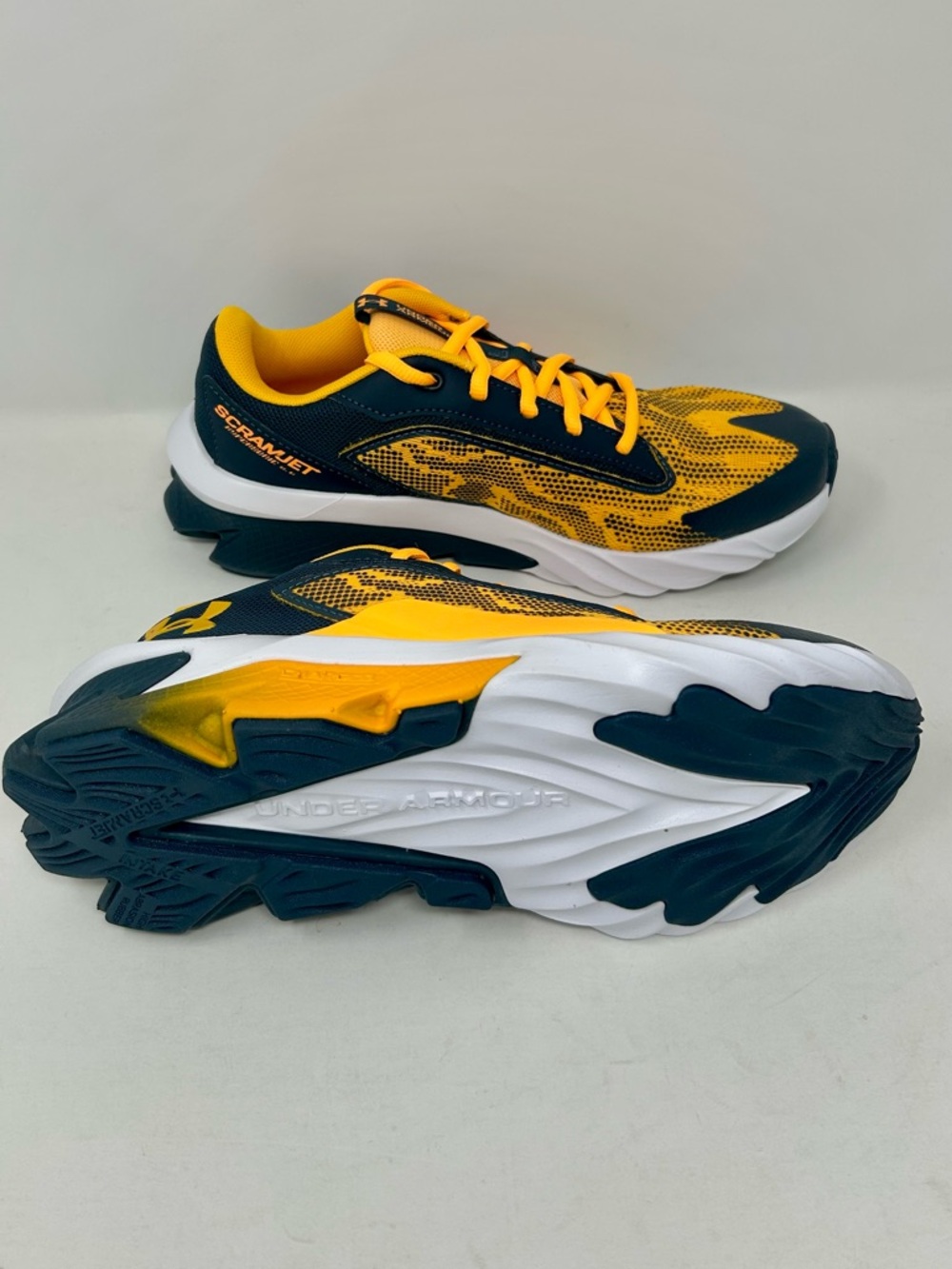 NEW Under Armour Scramjet 4 Athletic Shoes Boys Size 6.5 Big Kid - Picture 5 of 6
